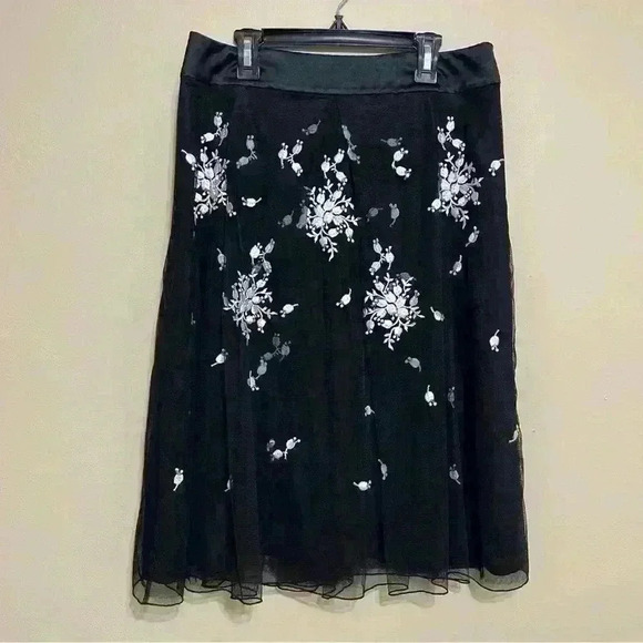 NWOT Ann Taylor Black - White Floral Flare Whit Embroidered Flowers Skirt Size 6 - Picture 2 of 11
